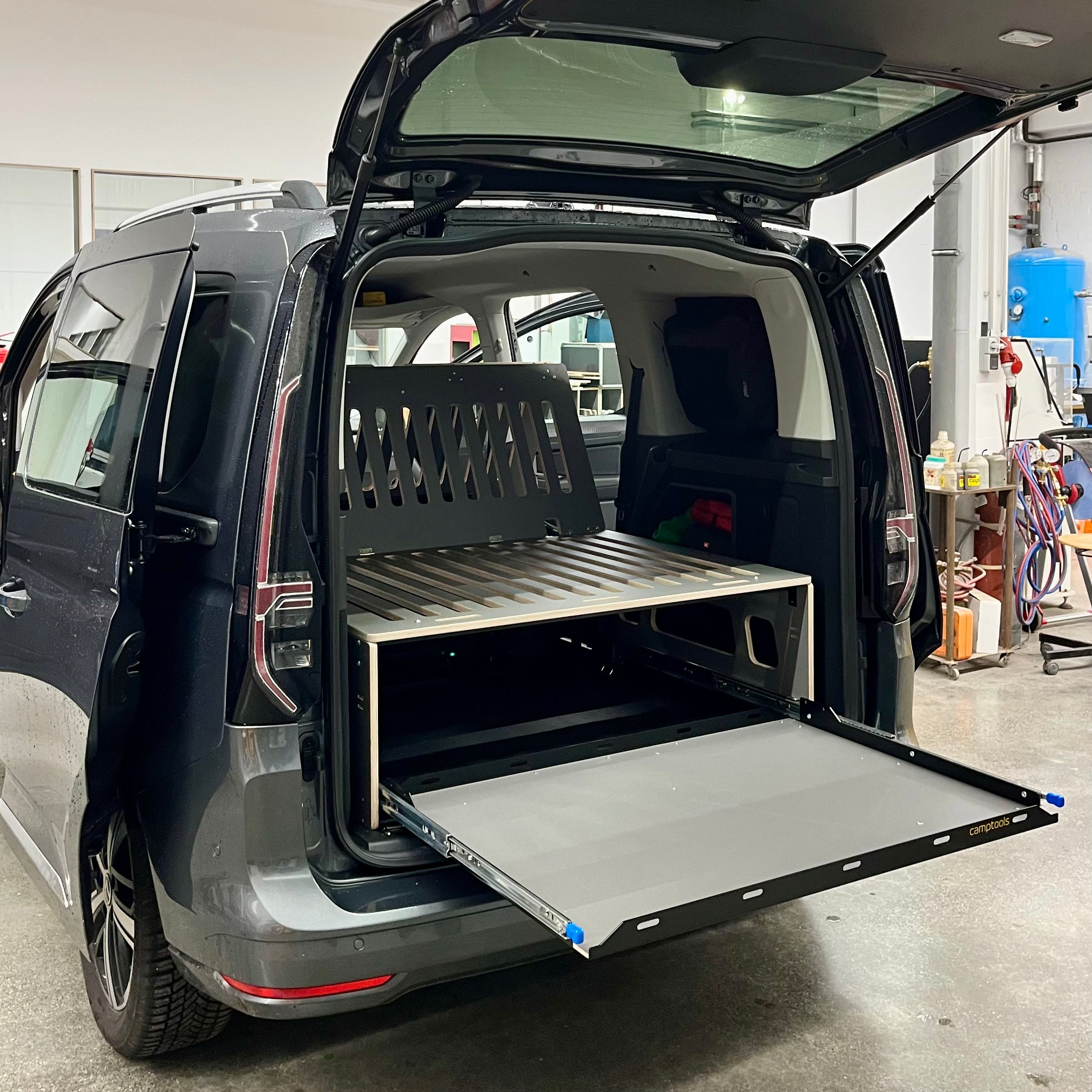 Bett mit Heckauszug für VW Caddy Maxi und Ford Grand Tourneo Connect