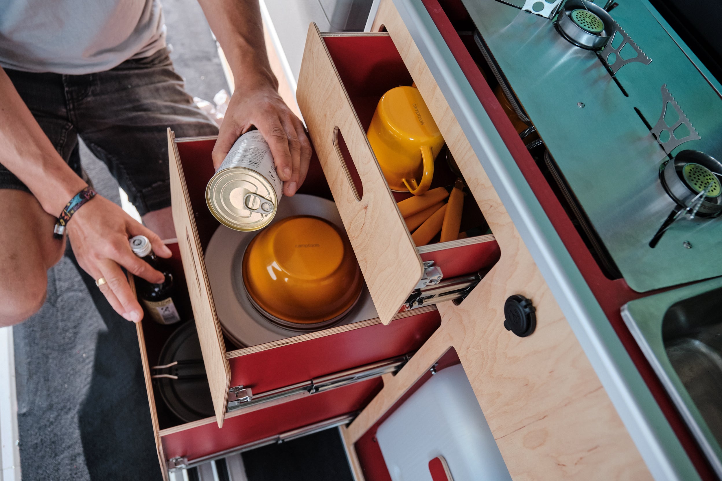 CENTERLINE Möbelzeile inklusive Küche, Schränke und Kühlbox