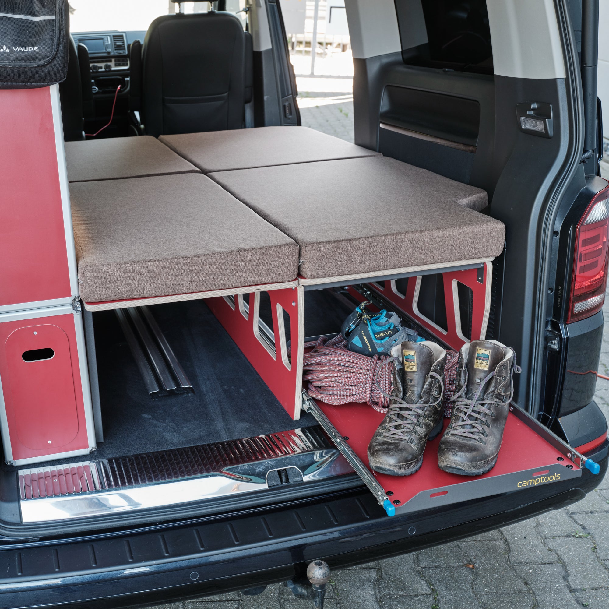 CENTERLINE Komplettset inkl. Küche, Bett mit Heckauszug, Schränken und Kühlbox