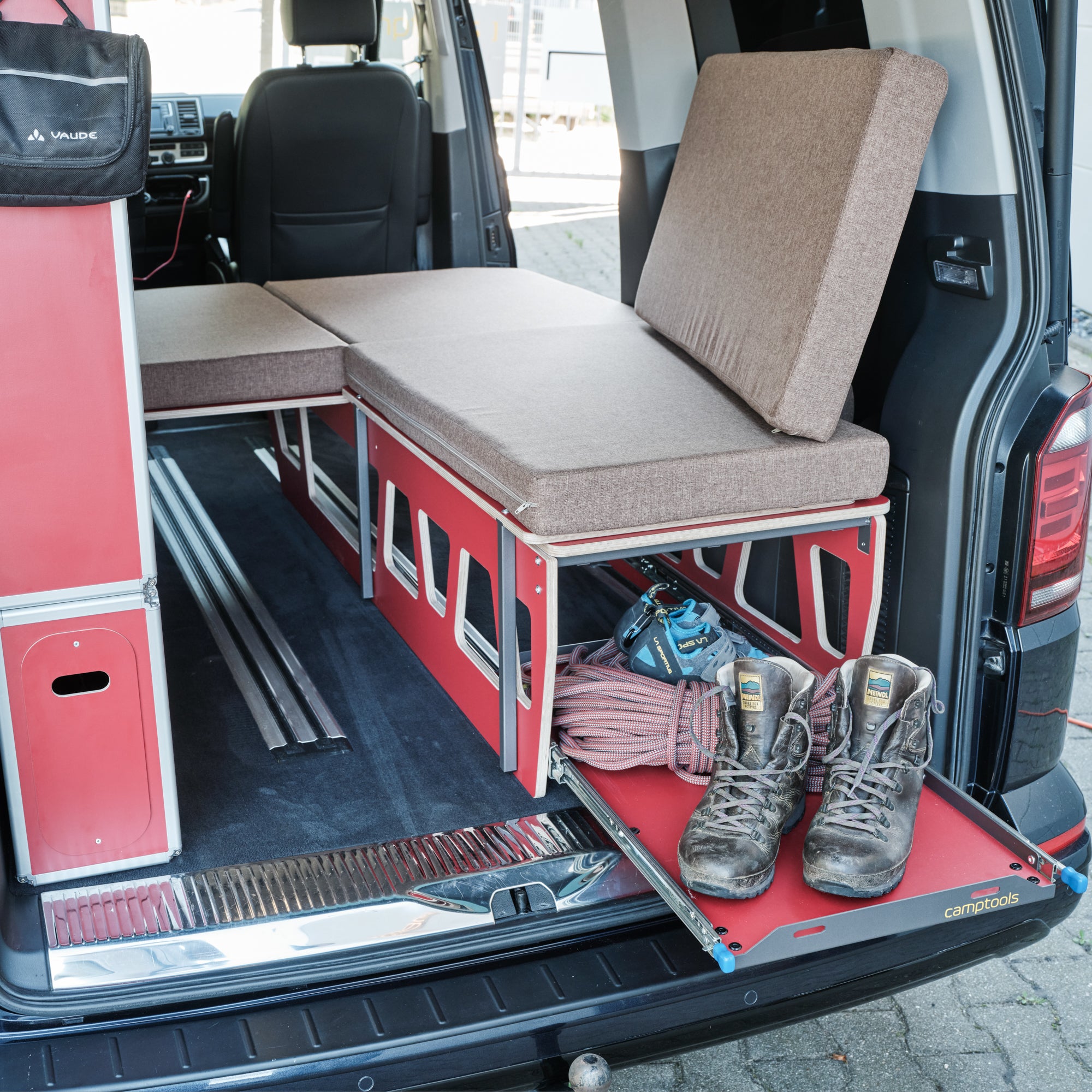 CENTERLINE Komplettset inkl. Küche, Bett mit Heckauszug, Schränken und Kühlbox