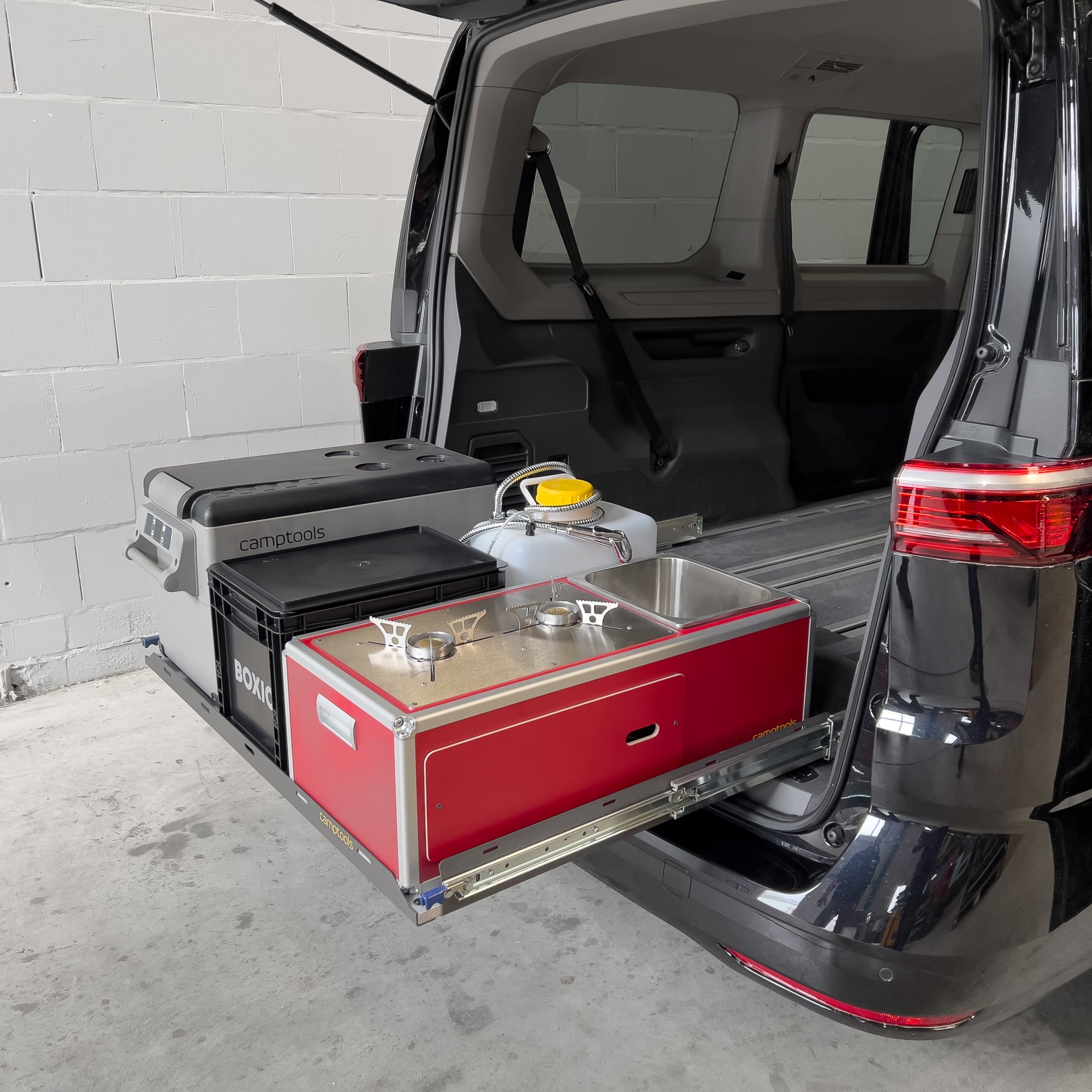 Flatkit auf Heckauszug im VW T7 mit Zubehör