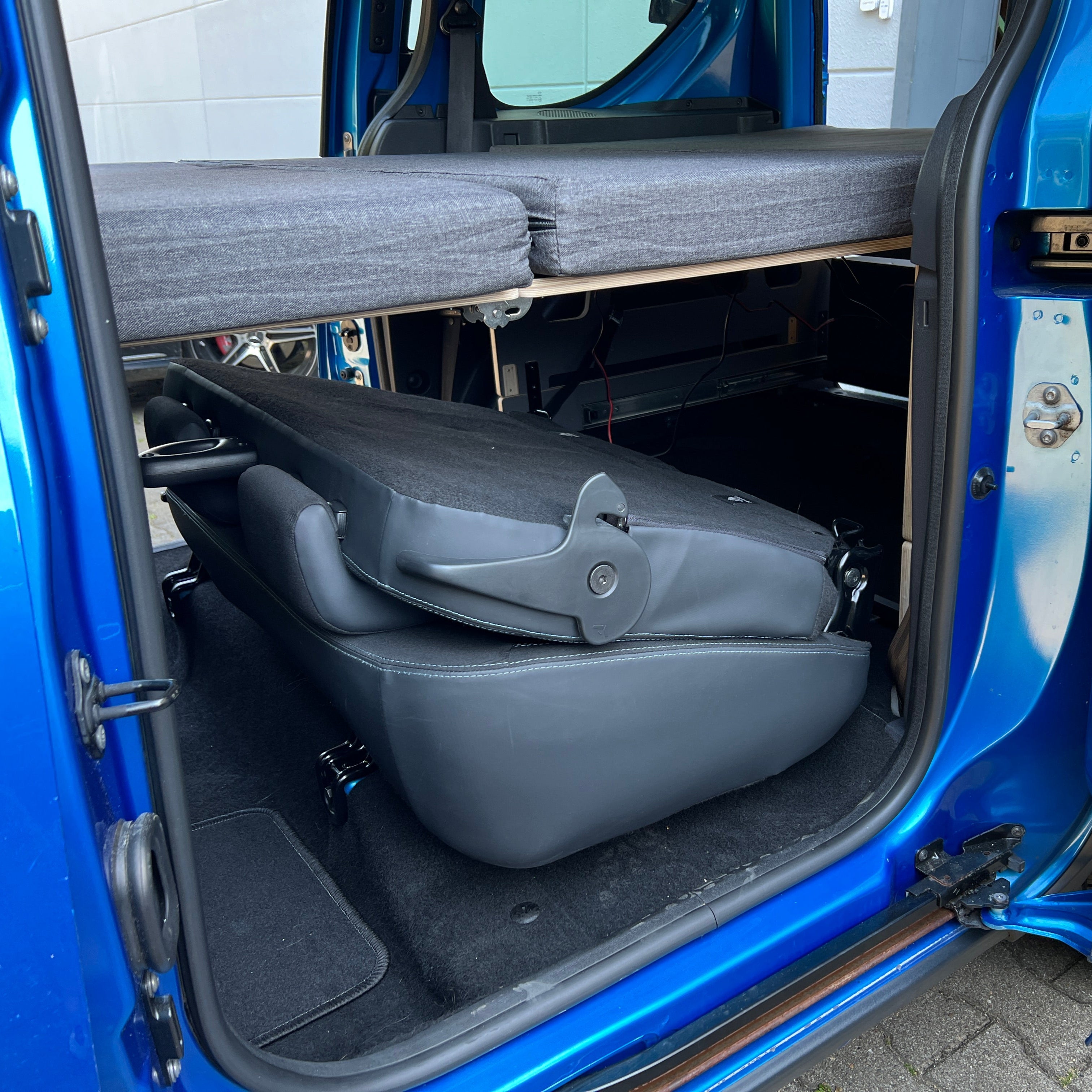 Bett über Sitze in Dacia Dokker