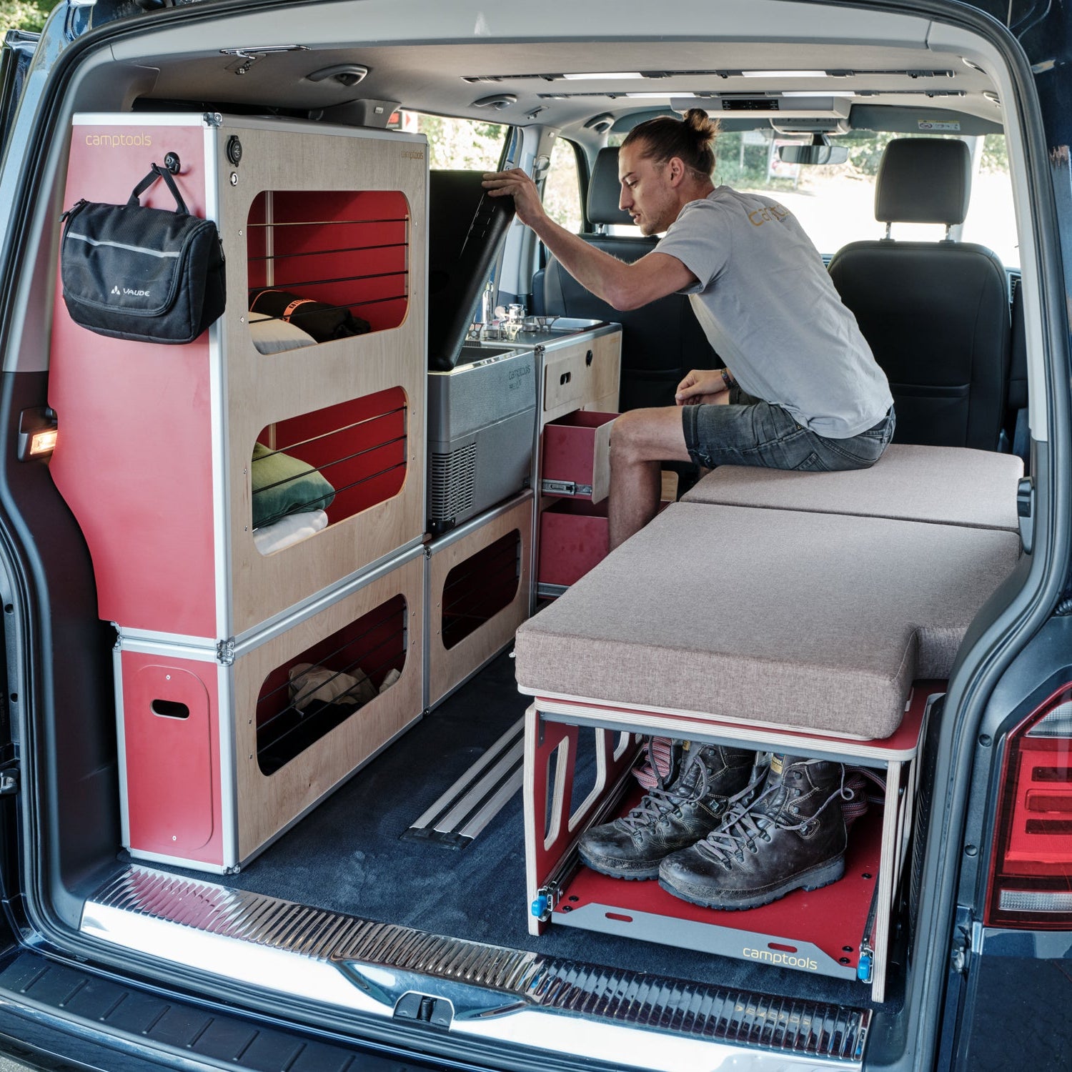 CENTERLINE Komplettset inkl. Küche, Bett mit Heckauszug, Schränken und Kühlbox