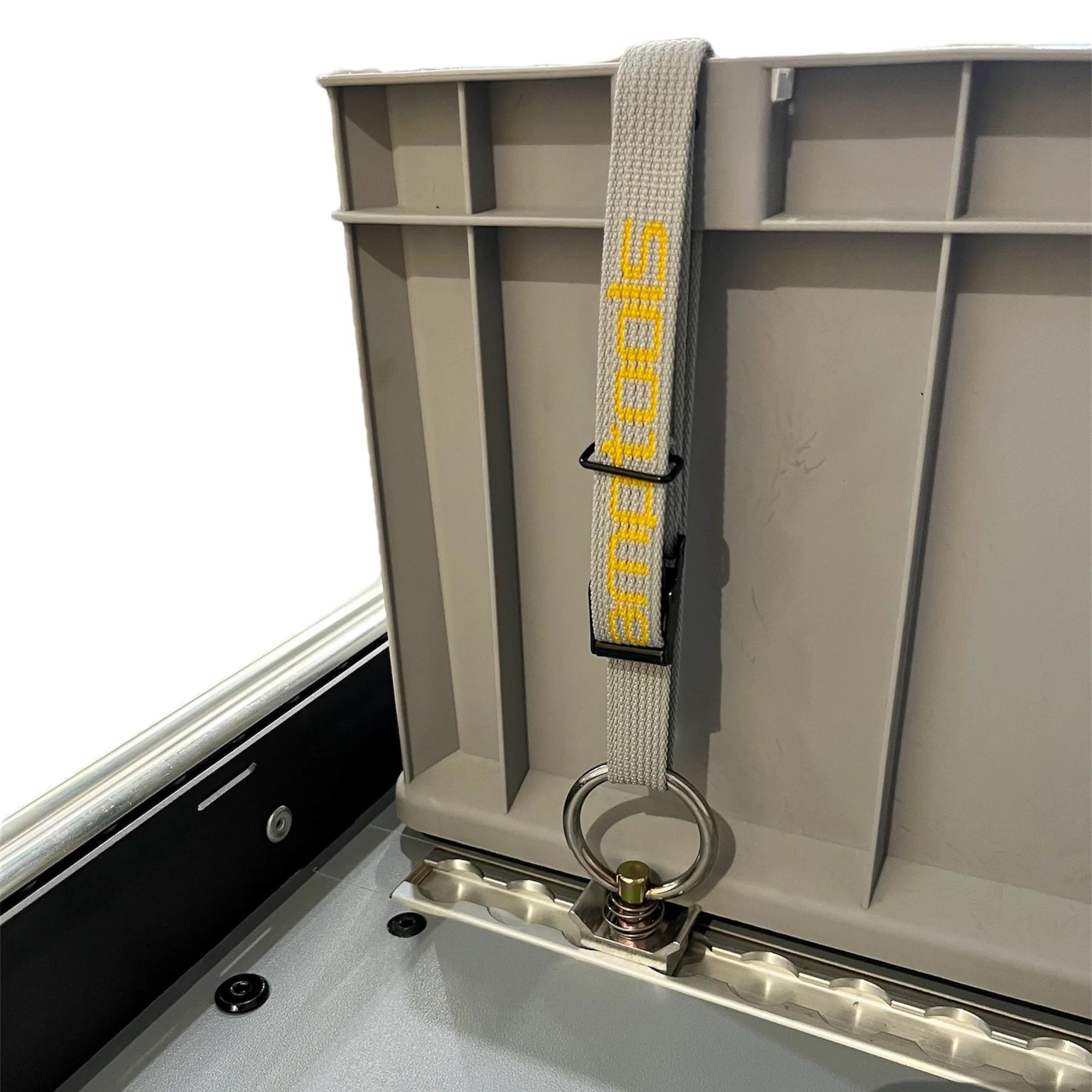 Heckauszug Airlineschiene Zurröse und Spanngurt