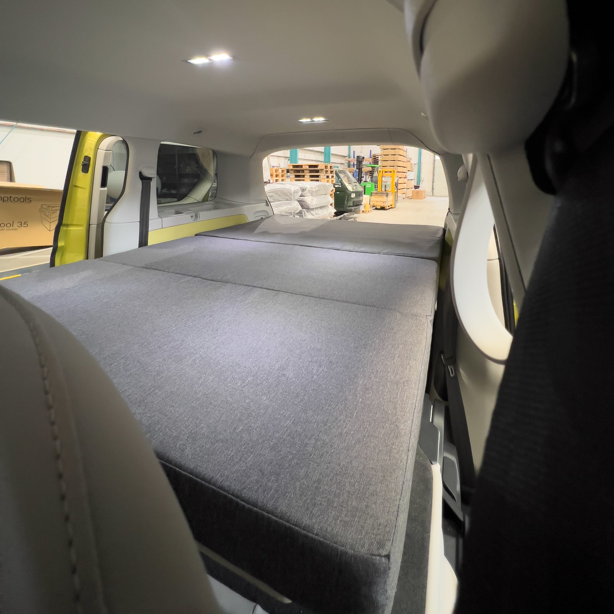 Schlafsystem CoSlee für den VW T6 mit Heckauszug