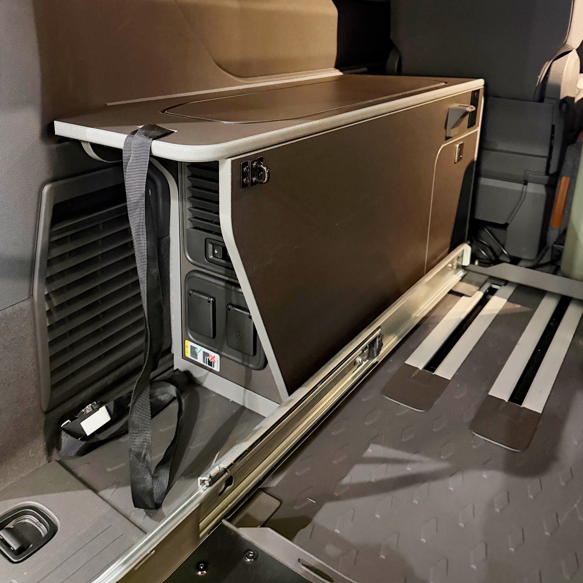 Heckauszug für VW T7 New California Beach Tour mit Technikbox / Elektrokiste
