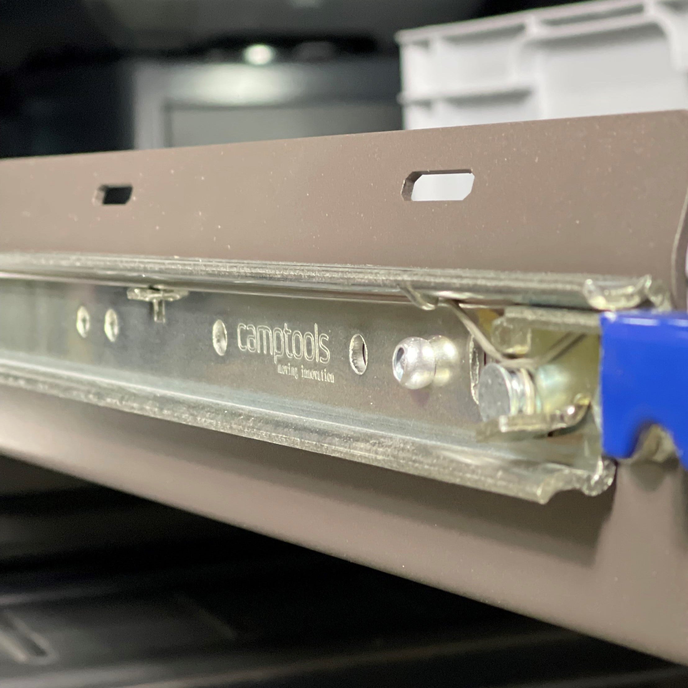 Schwerlastschienen Auto von camptools mit Arretierung