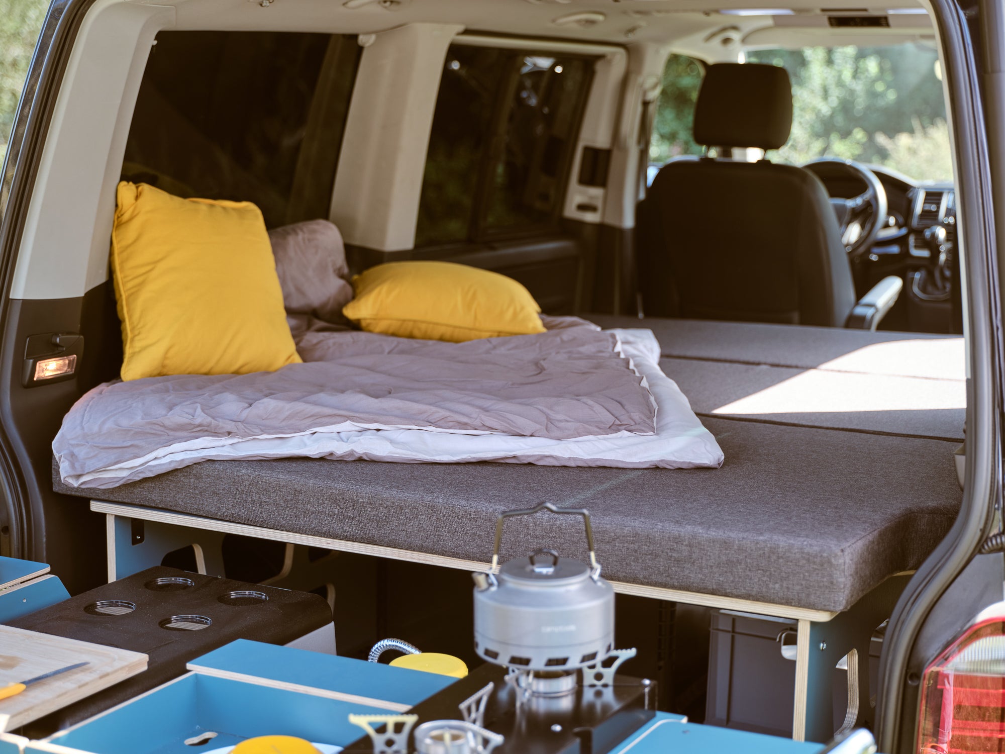 Schlafsystem CoSlee mit Küchenblock und Heckauszug für den VW T6 Multivan