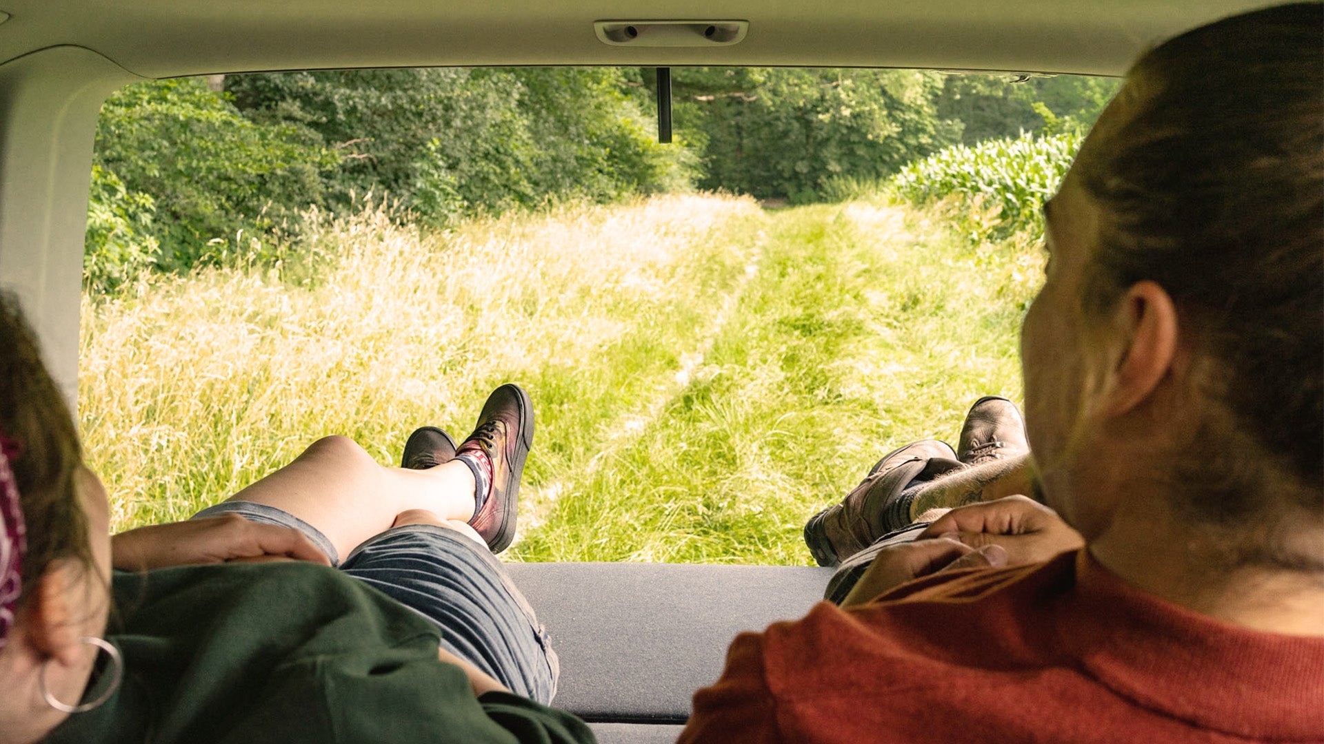 Camper Schlafsysteme | Zwei Personen liegen in einem Einbaubett von Camptools