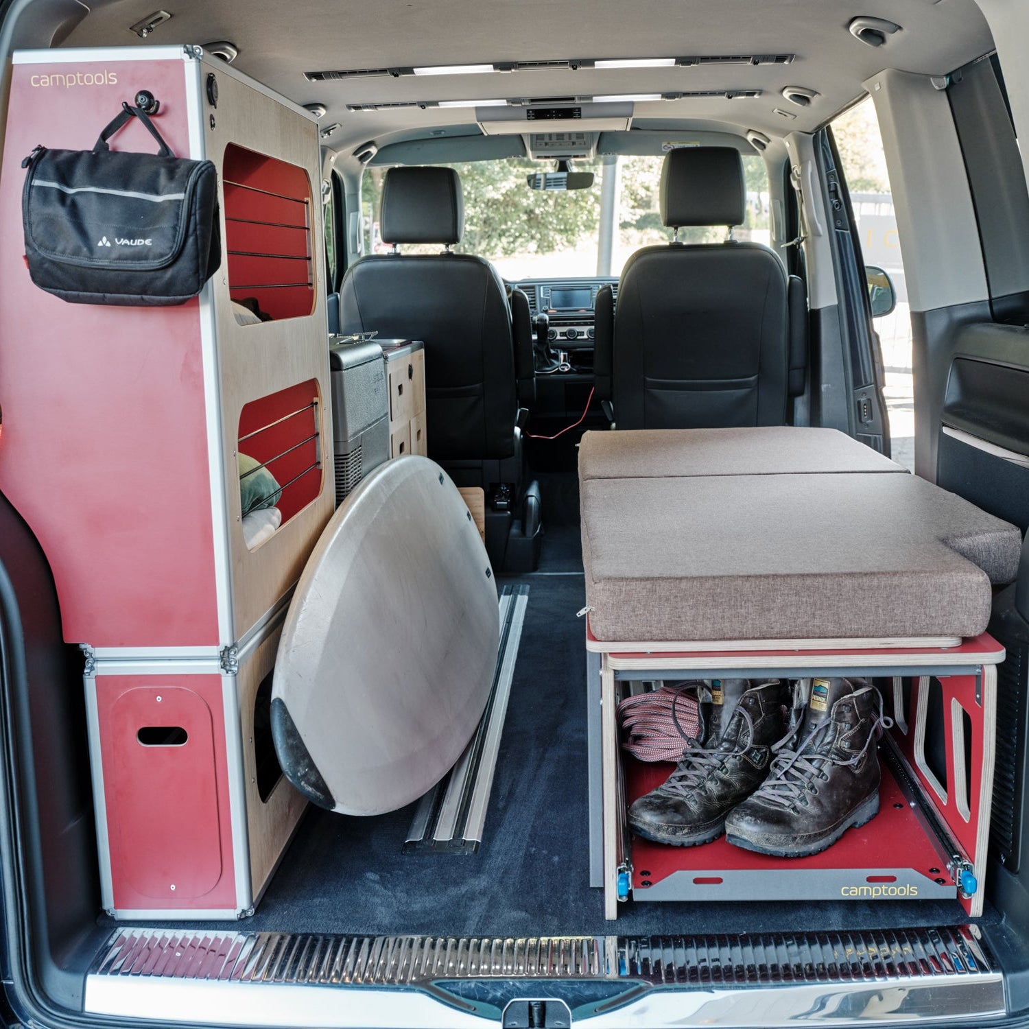 CENTERLINE Komplettset inkl. Küche, Bett mit Heckauszug, Schränken und Kühlbox