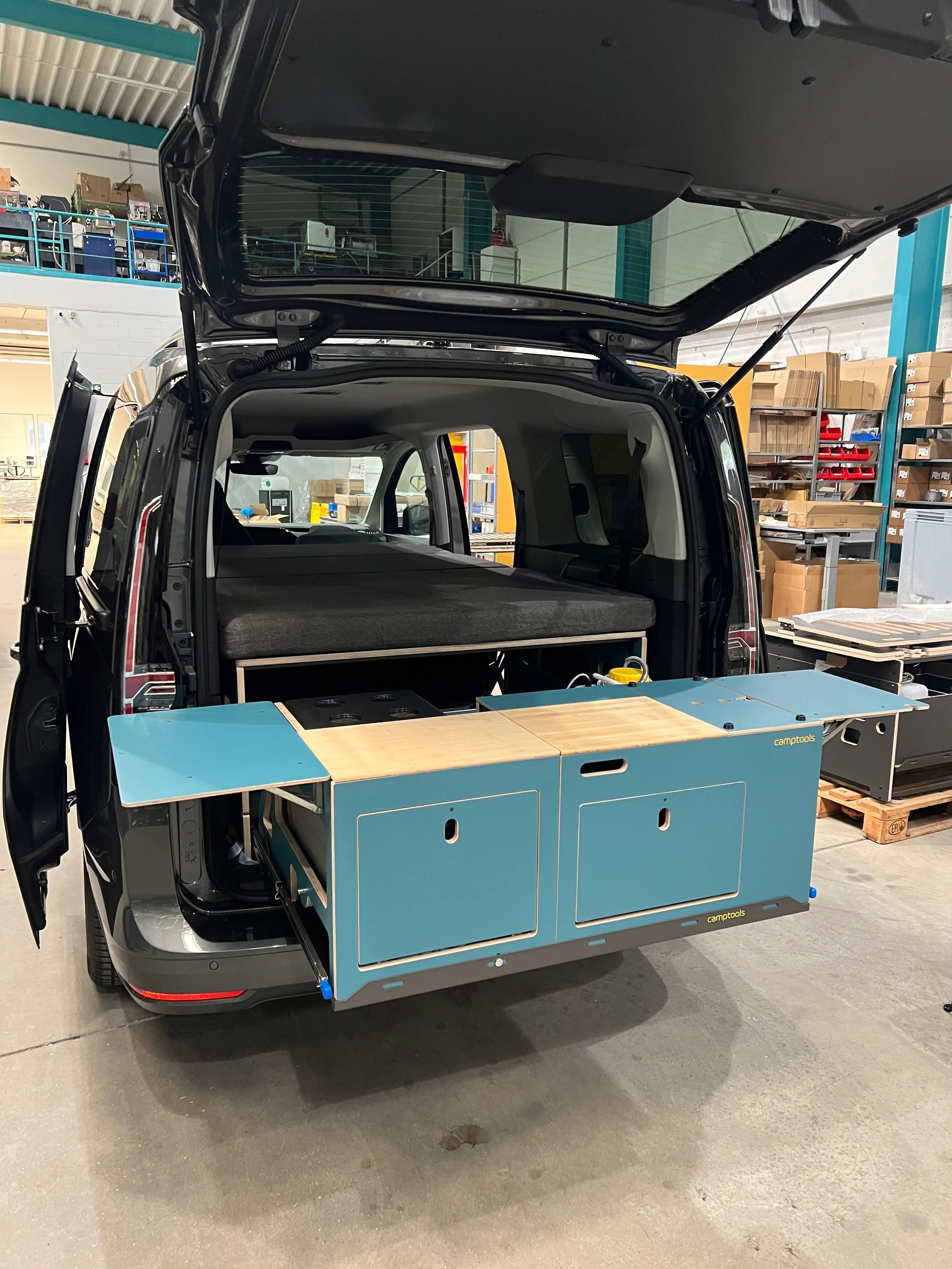 Describes the appearance of the image