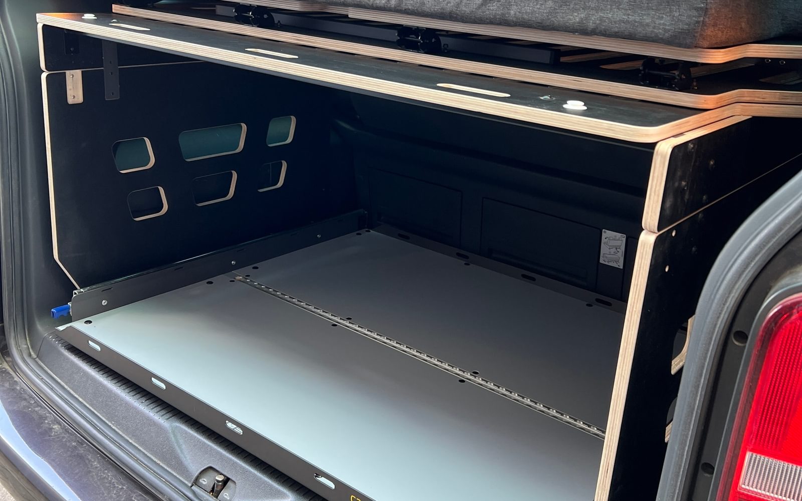 Describes the appearance of the image