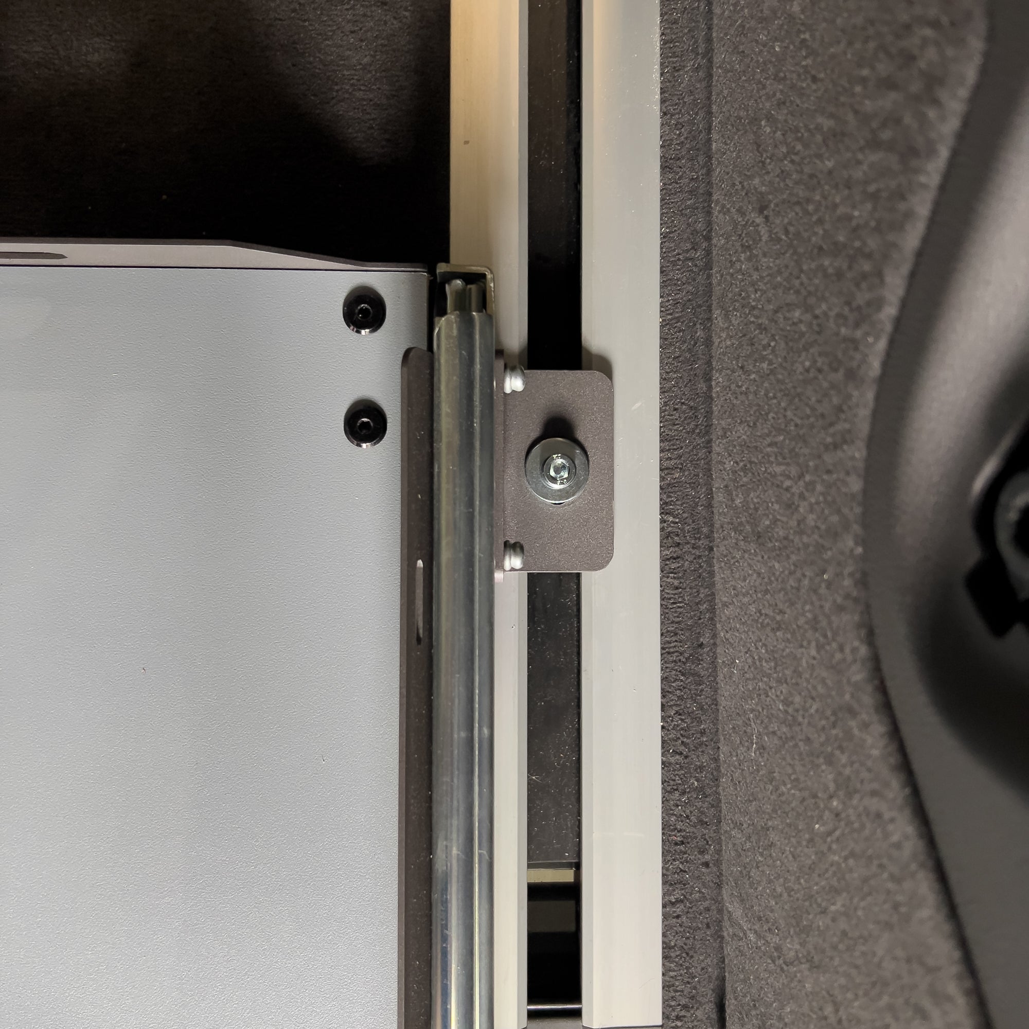 Befestigung Heckauszug im VW T7 Multivan