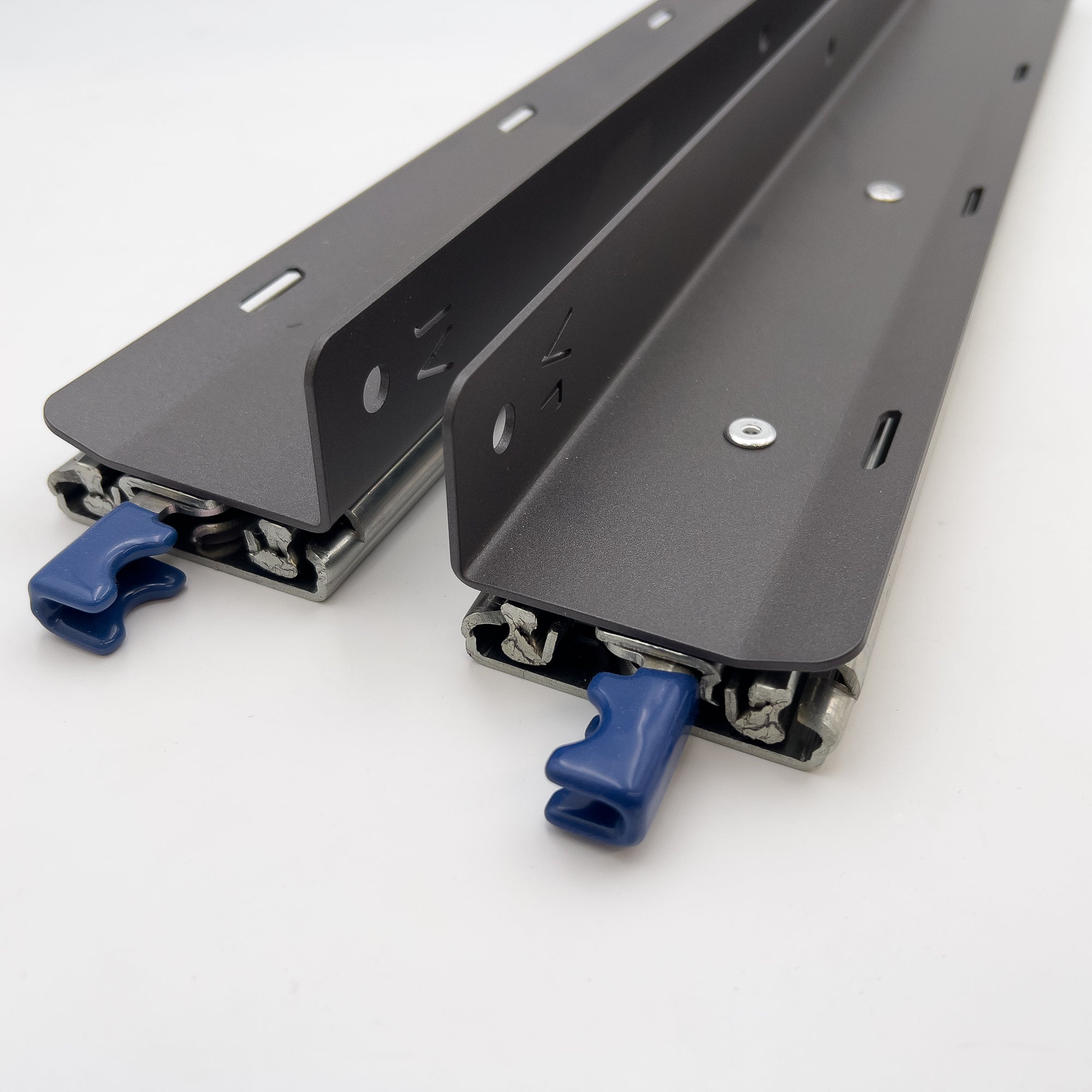 Schwerlastschienen mit Seitenwinkel für Auszugstiefen zwischen 550 - 1.200 mm (Set)