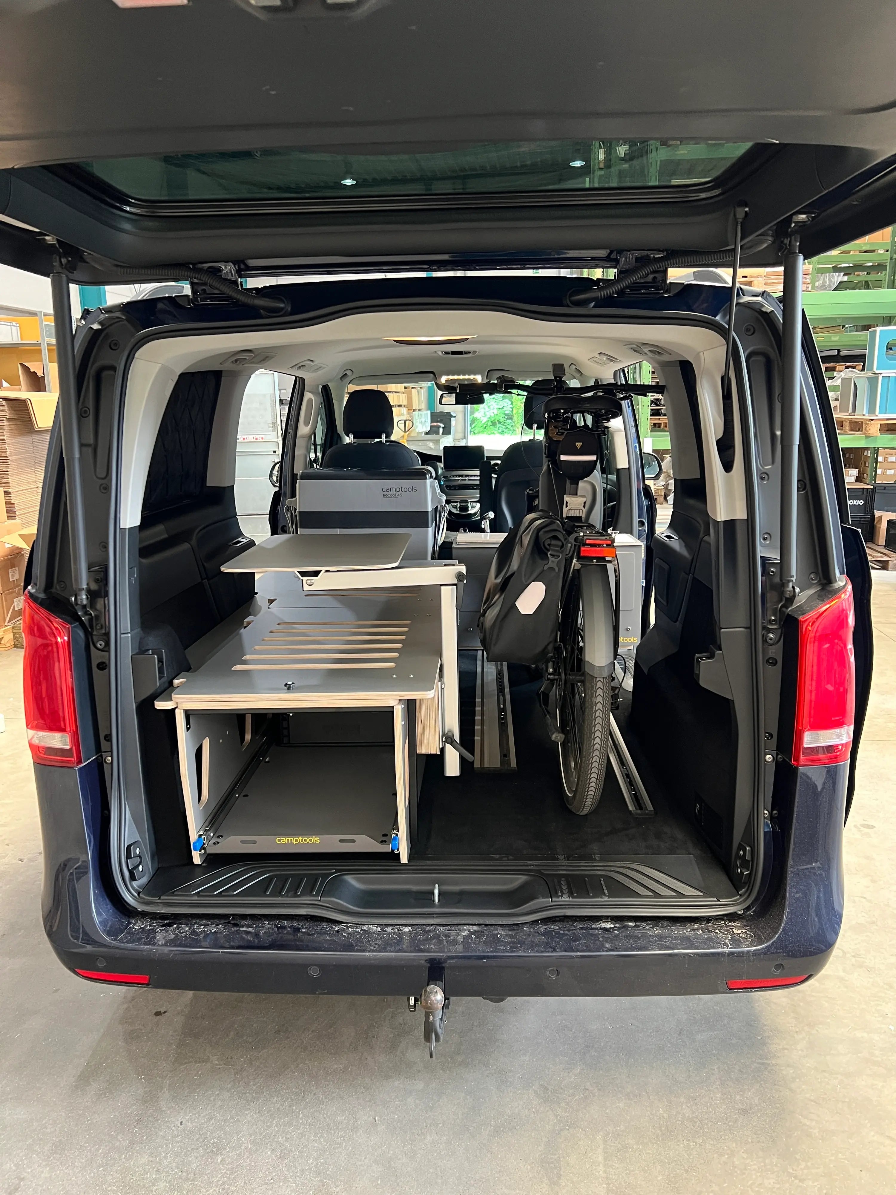 Describes the appearance of the image