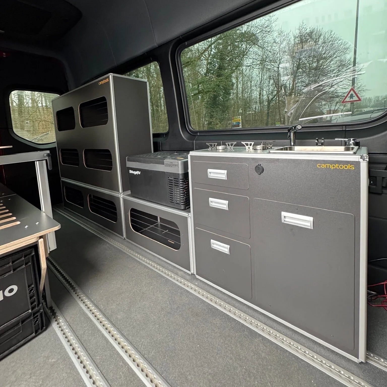 Describes the appearance of the image