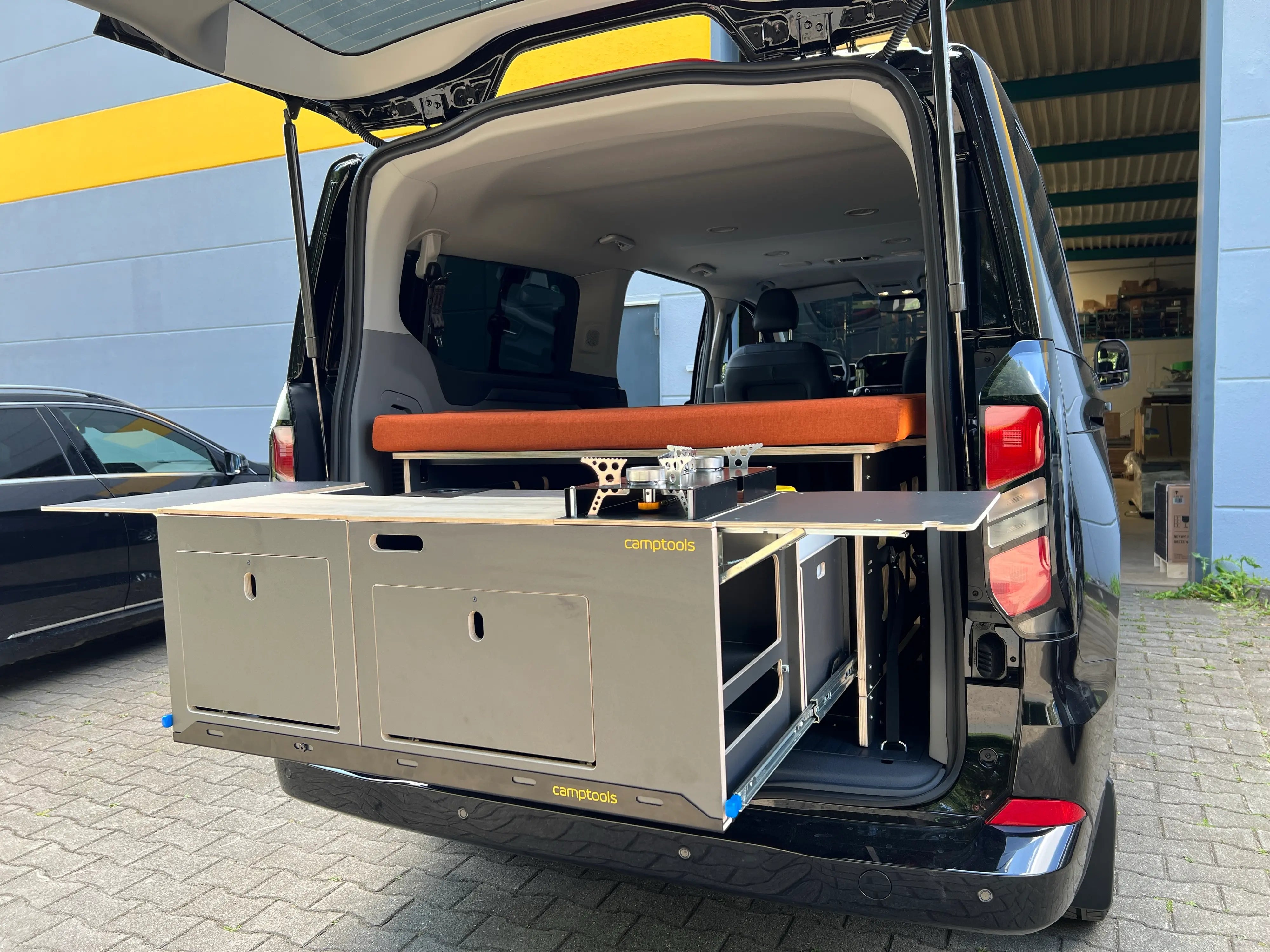 Describes the appearance of the image