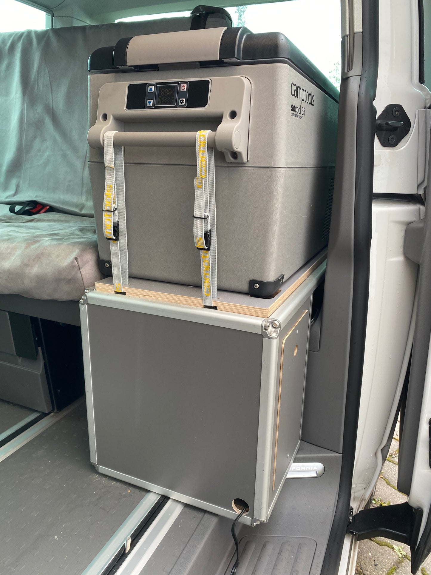 Cooling box base cabinet / cooling box module